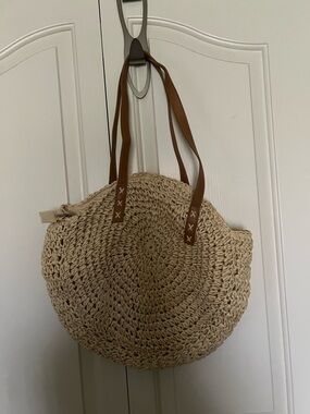 NWOT Woven Round Straw Tote Bag with Brown Handles